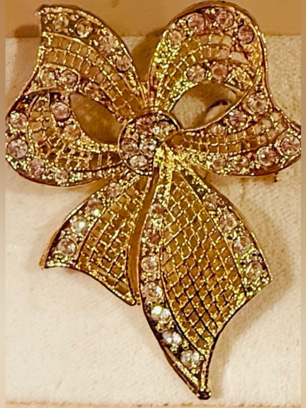 The Icing Sparkling Gold Bow pin